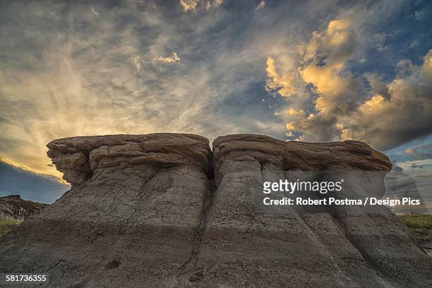 the erosion around drumheller, alberta, forming interesting formations and hoodoos in dinosaur provincial park at sunset - dinosaur provincial park foto e immagini stock