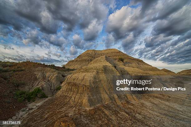 the erosion leads to interestng formations and hoodoos in dinosaur provincial park - dinosaur provincial park imagens e fotografias de stock