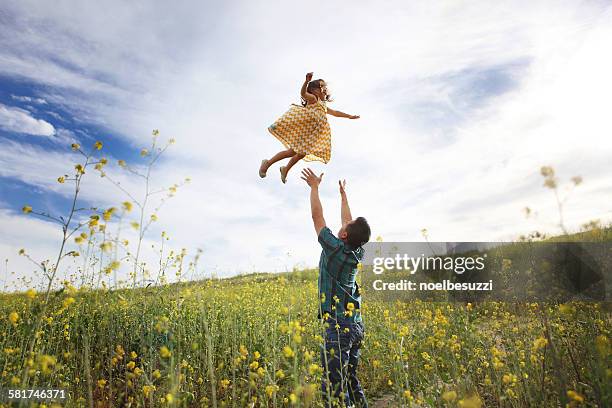 father throwing daughter in the air - dad throwing kid in air stockfoto's en -beelden