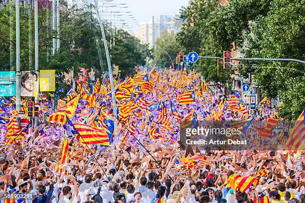 pro independence rally in barcelona with crowd - catalan independence stock-fotos und bilder
