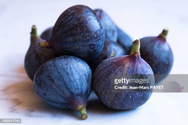 close up of figs fruits. - jean marc payet stockfoto's en -beelden