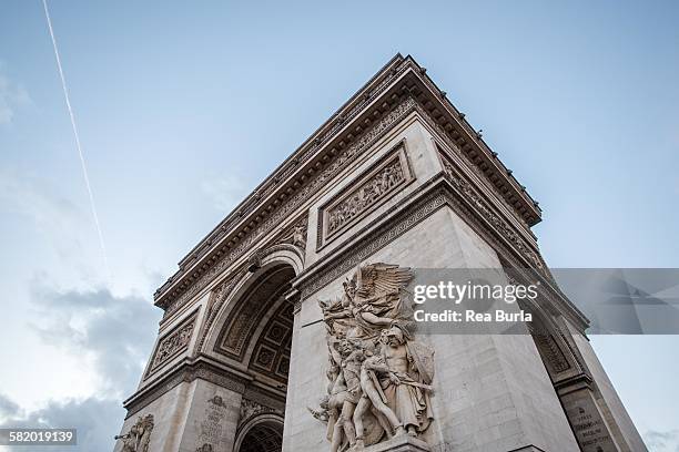 arc de triomphe - buurt rond de champs élysées stockfoto's en -beelden