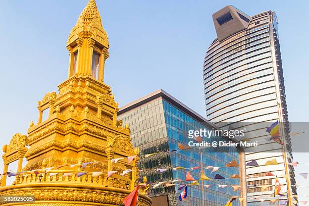 contrast in phnom penh, cambodia - emerging markets stockfoto's en -beelden
