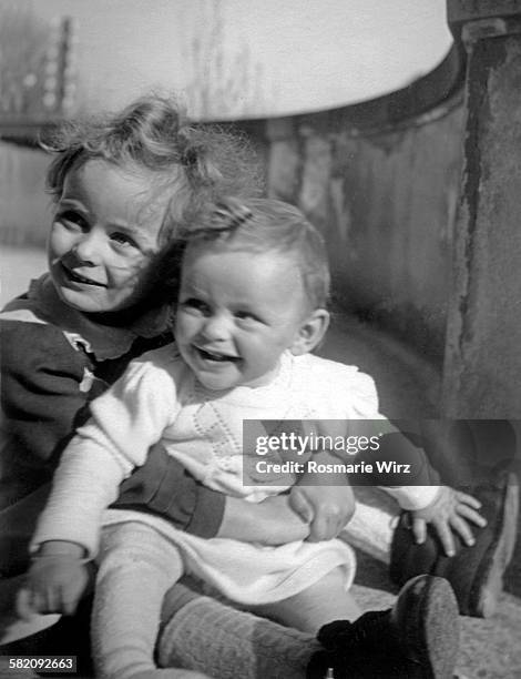 sisters posing with a smile - 1949 stock-fotos und bilder