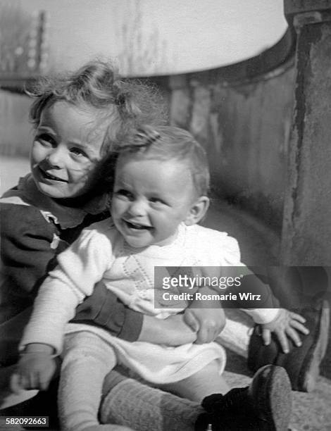 sisters posing with a smile - 1949 fotografías e imágenes de stock