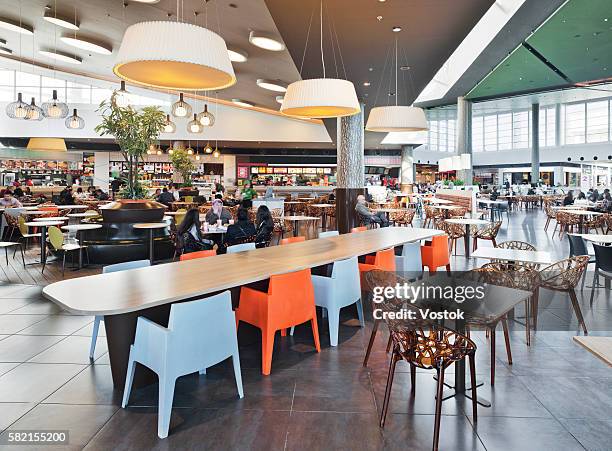 inside "maltepe park"- the large shopping mall in istanbul - fast food restaurant foto e immagini stock