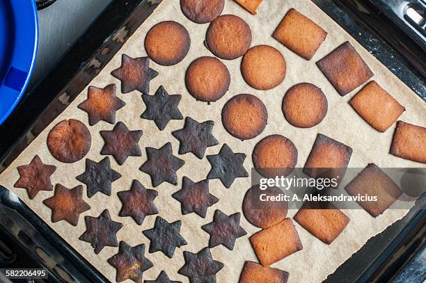 baking tray with burnt gingerbread cookies - burnt cookies stock-fotos und bilder