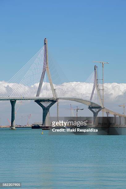 la pepa bridge under construction - iñaki respaldiza foto e immagini stock