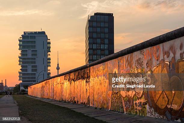 eastside gallery - berlin stock pictures, royalty-free photos & images
