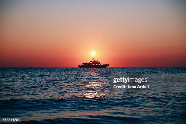 ocean sunset cruise - bateau croisiere photos et images de collection
