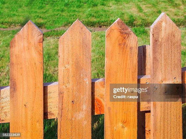 manchester, fence and grass - no trespassing segnale inglese foto e immagini stock