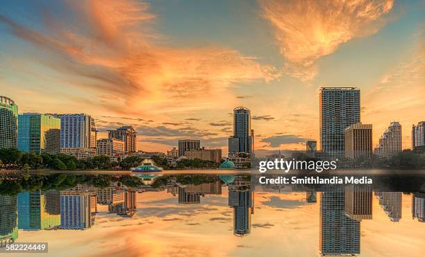 sunset over orlando at lake eola - orlando - florida fotografías e imágenes de stock