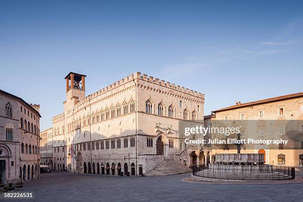 piazza iv novembre in perugia, umbria. - perugia fotografías e imágenes de stock