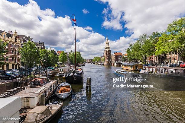 montelbaanstoren tower and oudeschans canal - amsterdam canal stockfoto's en -beelden