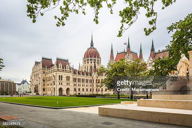 pest, lipotvaros, hungarian parliament building - sede do parlamento húngaro - fotografias e filmes do acervo