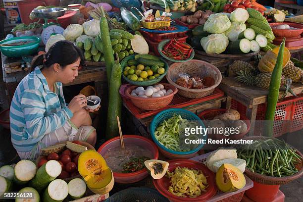 market scene in ho chi minh city, vietnam - hot vietnamese women stock pictures, royalty-free photos & images