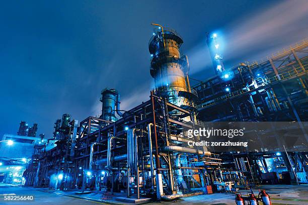 refinería de petróleo, planta química y petroquímica - factory fotografías e imágenes de stock