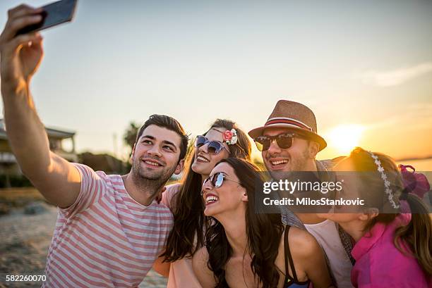 selfie vom strand - tropical music stock-fotos und bilder