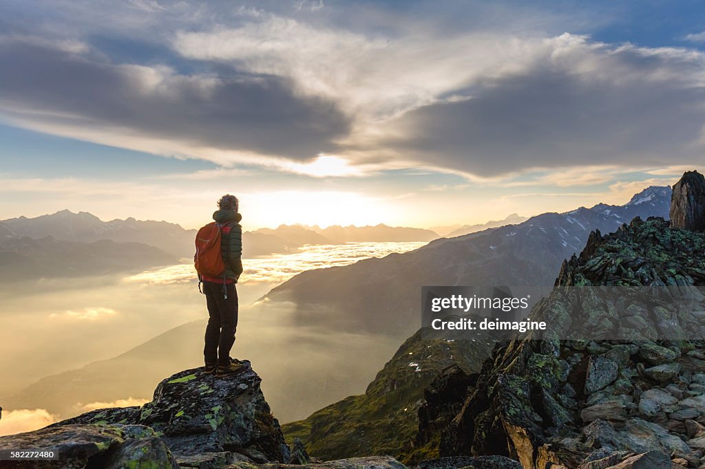 Wanderer auf Denbergen genießen Sonnenaufgang