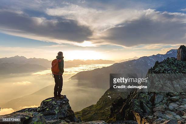 hiker on mountains enjoy sunrise - 在頂部 個照片及圖片檔