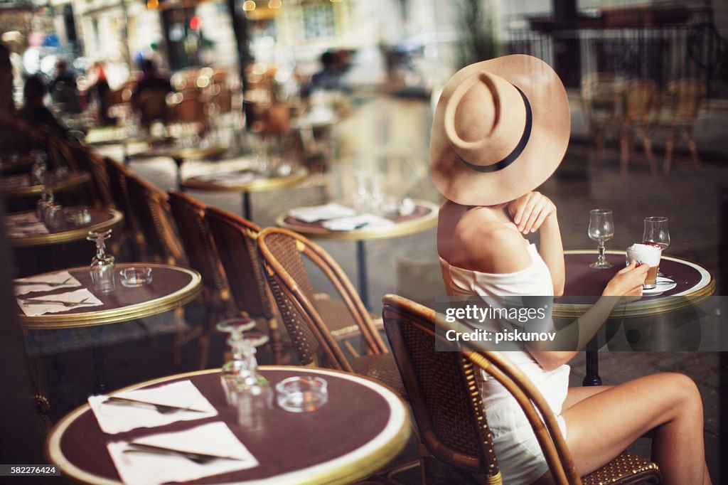 Junge Frau im Cafe