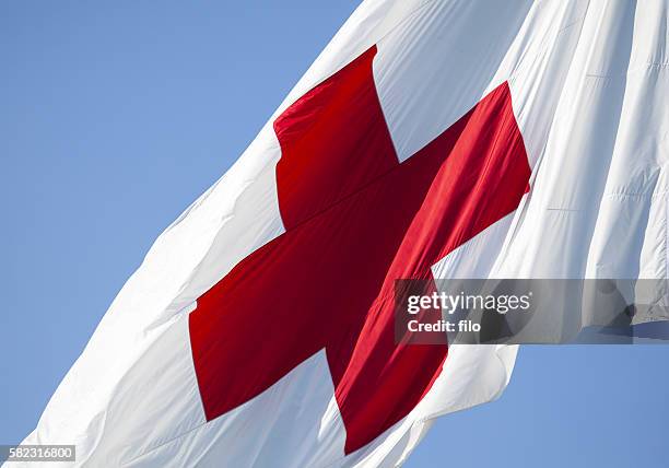 flagge des internationalen roten kreuzes - international committee of the red cross stock-fotos und bilder