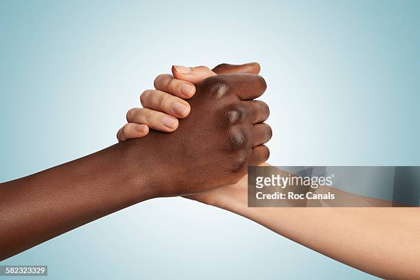 arm wrestling - racism ストックフォトと画像