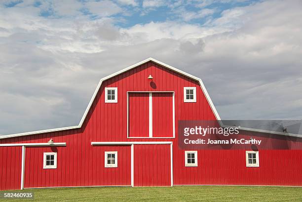 red barn - agrarisch gebouw stockfoto's en -beelden