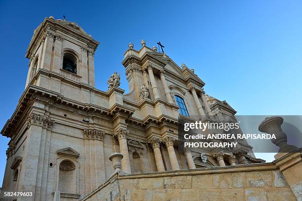 la facciata della cattedrale - facciata stock pictures, royalty-free photos & images