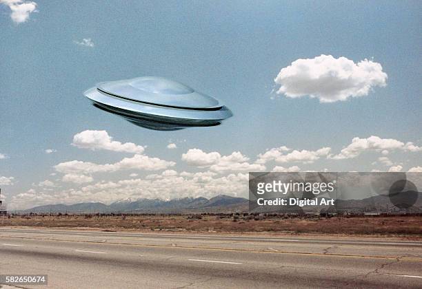 ufo flying - ufo fotografías e imágenes de stock