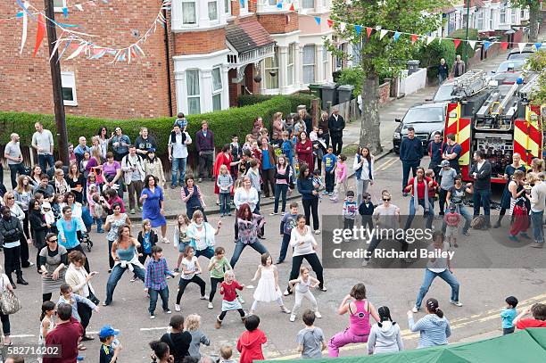 london street party 2011 - festa de rua imagens e fotografias de stock