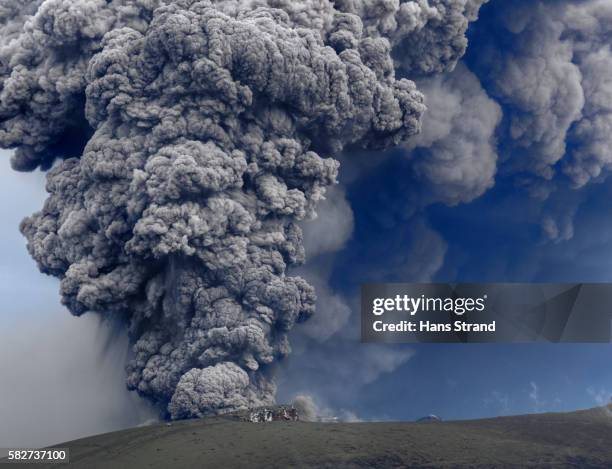 aerial of the eruption of eyjafjallajökull - eyjafjallajokull glacier stock pictures, royalty-free photos & images