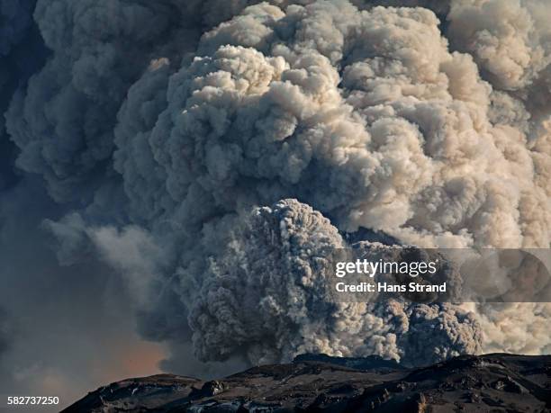 eruption of eyjafjallajökull, iceland - eruption stockfoto's en -beelden