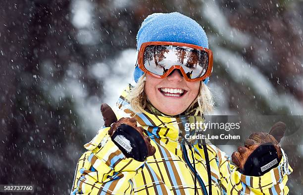 happy woman in the snowy woods - happy skier stockfoto's en -beelden