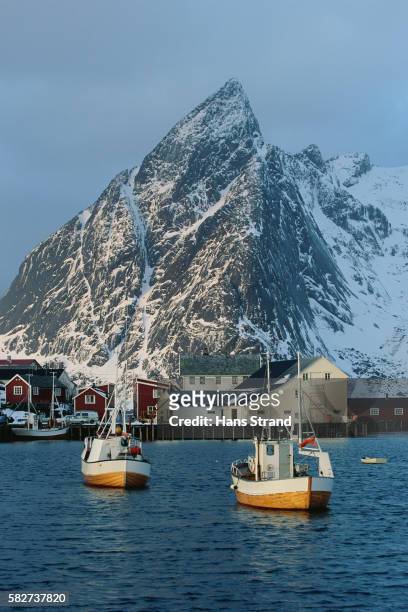 fishing boats at harbor - mar da noruega - fotografias e filmes do acervo