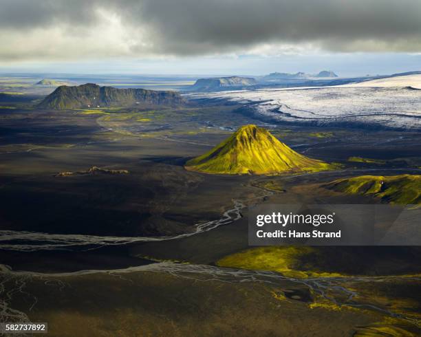 maelifell volcano rising from plain - geleira myrdalsjokull - fotografias e filmes do acervo