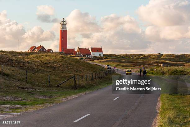 lighthouse amidst dune landscape - friesland noord holland imagens e fotografias de stock