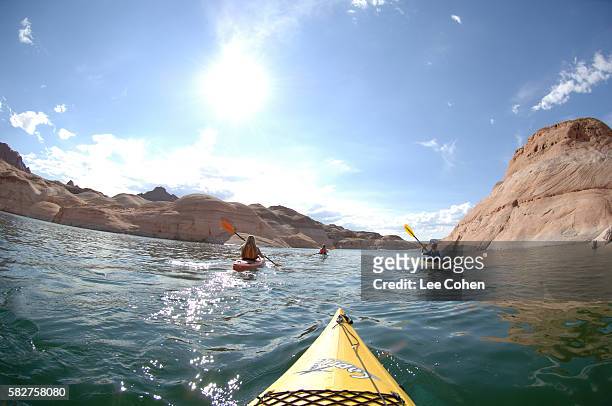 kayakers on lake powell - lake powell - fotografias e filmes do acervo