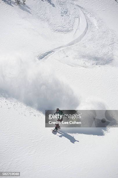 woman snowboarding in backcountry powder - snowboard stock-fotos und bilder