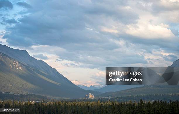 banff springs hotel - banff springs hotel stock pictures, royalty-free photos & images