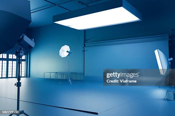 blue photo studio - studio photo stockfoto's en -beelden