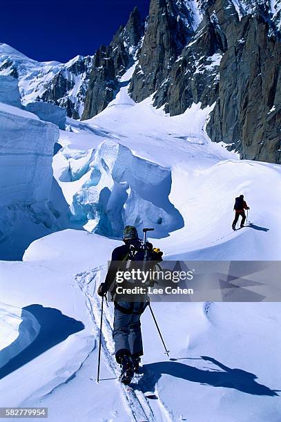 skiers telemark skiing in italy - telemark foto e immagini stock