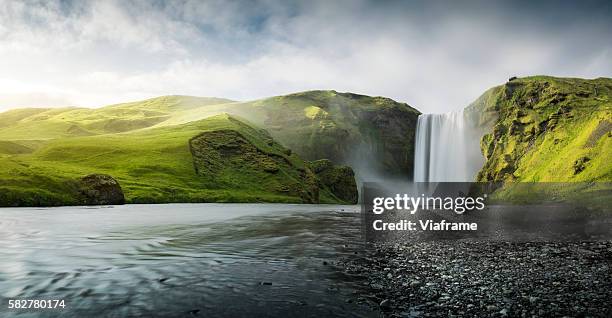 skogafoss waterfall - green hills fotografías e imágenes de stock