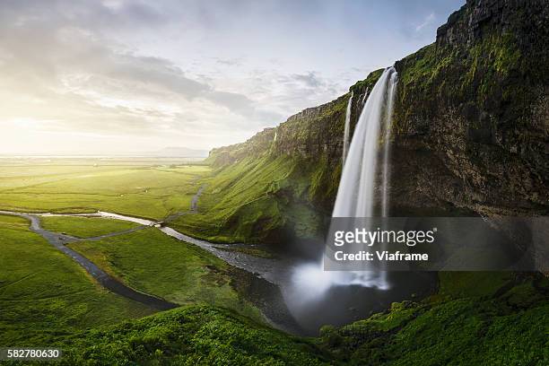 seljalandsfoss waterfall - islandia - fotografias e filmes do acervo