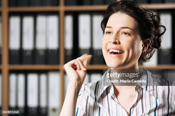 businesswoman laughing - met de vingers knippen stockfoto's en -beelden