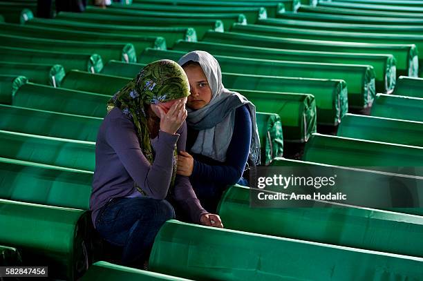 annual gathering at potocari/burial site of srebrenica massacre. - bosnie herzégovine photos et images de collection