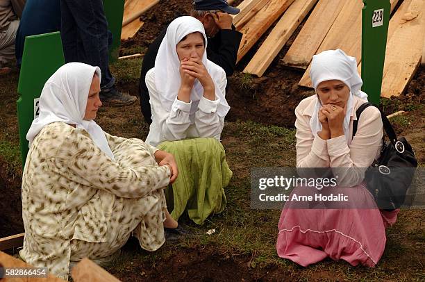 annual gathering at potocari/burial site of srebrenica massacre. - bosnian war stock pictures, royalty-free photos & images