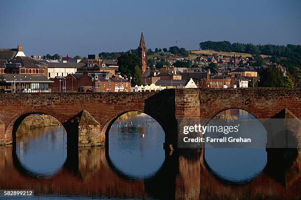 auld bridge and river nith - dumfries fotografías e imágenes de stock