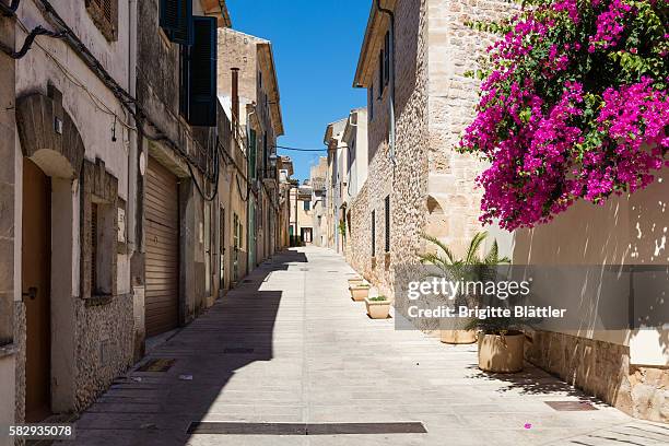 street in alcudia, mallorca, spain - alcudia stockfoto's en -beelden