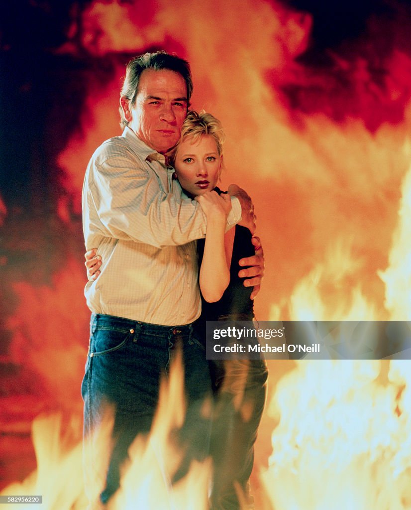 Anne Heche and Tommy Lee Jones starred in the film Volcano. Photo  d'actualité - Getty Images